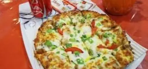 پیتزای لذیذ و تازه فست فود پیتزا و ساندویچ گلها با پنیر فراوان، فلفل دلمه‌ای و گوجه، انتخابی عالی برای یک وعده غذای سریع و خوشمزه.