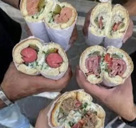 ساندویچ‌های تازه و پرملات فست فود پیتزا و ساندویچ گلها، از جمله هات داگ، کالباس، و ساندویچ‌های گوشتی خاص با نان تازه، سبزیجات و سس‌های خانگی.