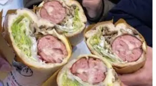 ساندویچ‌های پرملات و ویژه سوسیس و کالباس در فست فود پیتزا و ساندویچ گلها با نان تازه، کاهو و سس مخصوص.