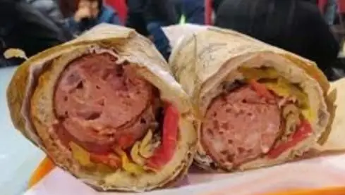 تصویر دو ساندویچ بزرگ و تازه از فست فود پیتزا و ساندویچ گلها، با سوسیس یا کوفته گوشت و سبزیجات، انتخابی ویژه برای ناهار یا شام.