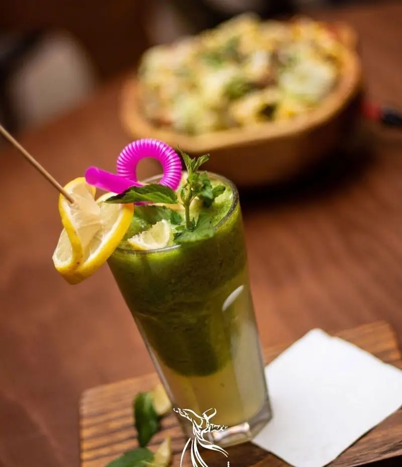 نوشیدنی لذیذ و خنک لمون نعناع کافه رستوران درویش، تجربه‌ای دلپذیر با اسموتی سبز و تازه در فضایی آرامش‌بخش و مدرن.