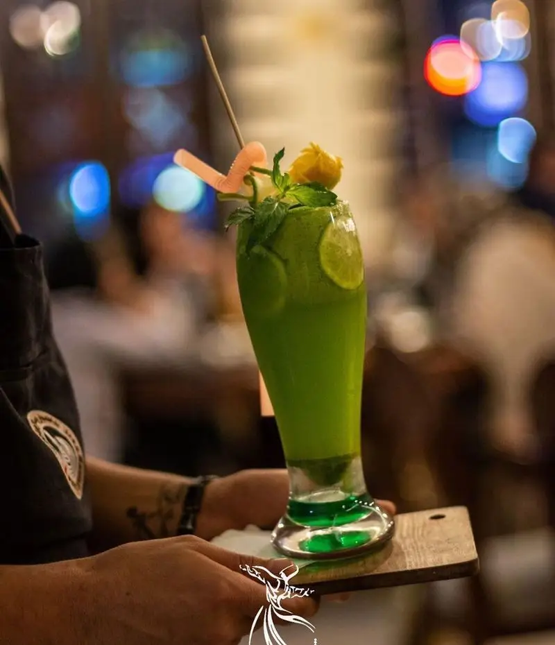 پیشنهاد ویژه کافه رستوران درویش: نوشیدنی موهیتو خنک و گوارا با تزئین لیمو و نعنا. تجربه طعم تازگی در محیطی دلنشین و خاطره‌ساز.