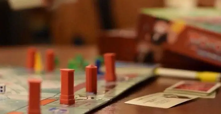 بازی رومیزی مونوپولی در کافه رستوران درویش، فرصتی عالی برای سرگرمی و دورهمی دوستانه در فضایی دلنشین و آرامش‌بخش.