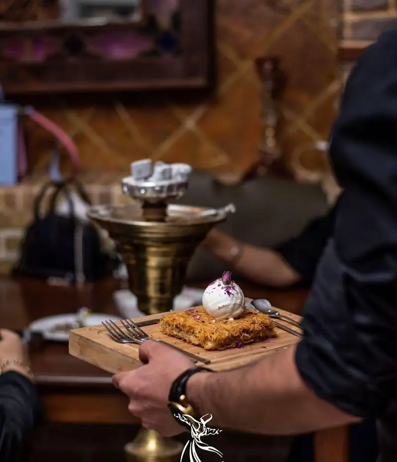 سرو دسر لذیذ قنافه با بستنی و گل محمدی در کافه رستوران درویش، همراه با قلیان. تجربه ای شیرین در محیطی دلنشین.