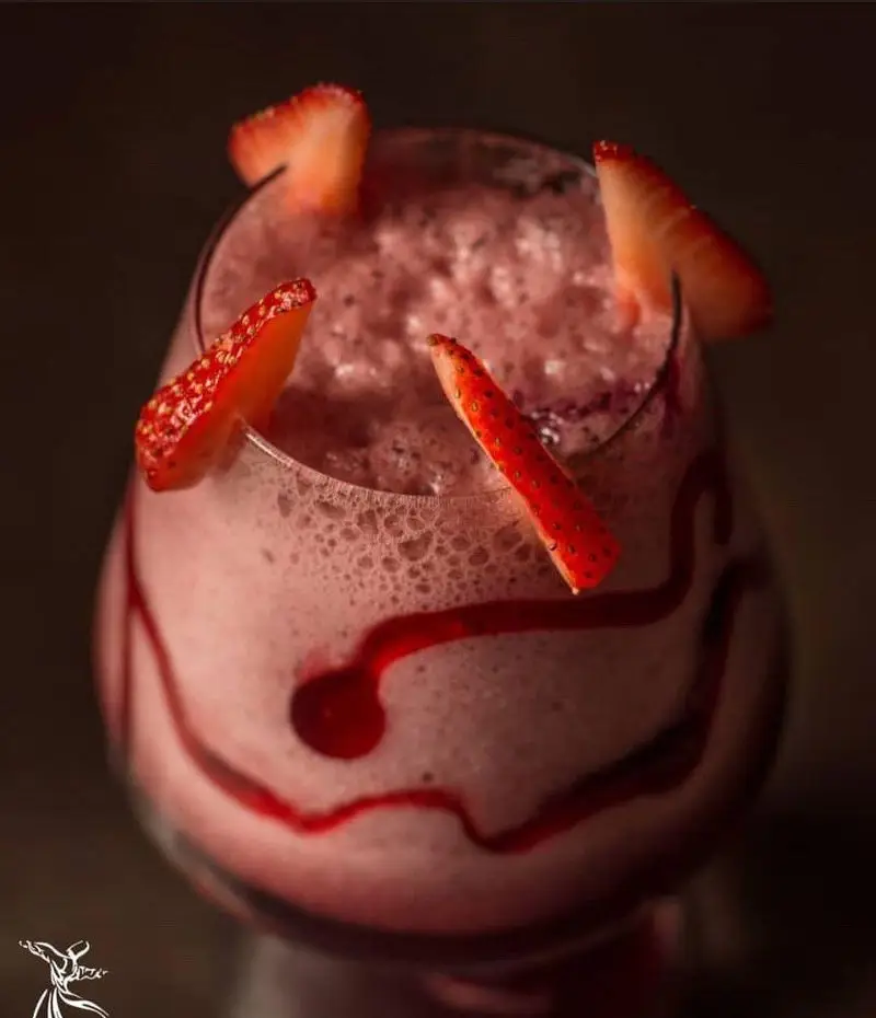 میلکشیک توت فرنگی تازه و خنک کافه رستوران درویش، تزئین شده با اسلایس توت فرنگی و سس ویژه، انتخابی ایده‌آل.