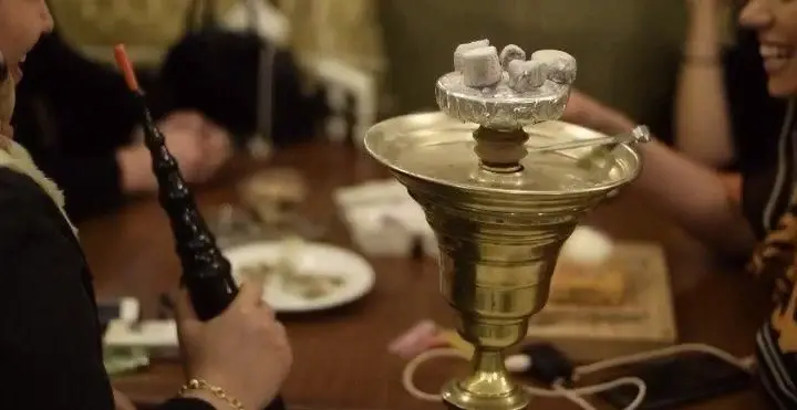 مشتریان در کافه رستوران درویش از قلیان و دورهمی دوستانه در فضایی دلنشین لذت می‌برند. تجربه‌ای خاص و آرامش‌بخش.