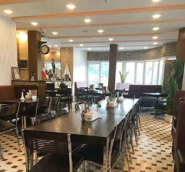 فضای داخلی دلنشین و تمیز رستوران چلوکباب منیریه با میز و صندلی‌های شیک و مدرن، محیطی عالی برای صرف چلوکباب اصیل.