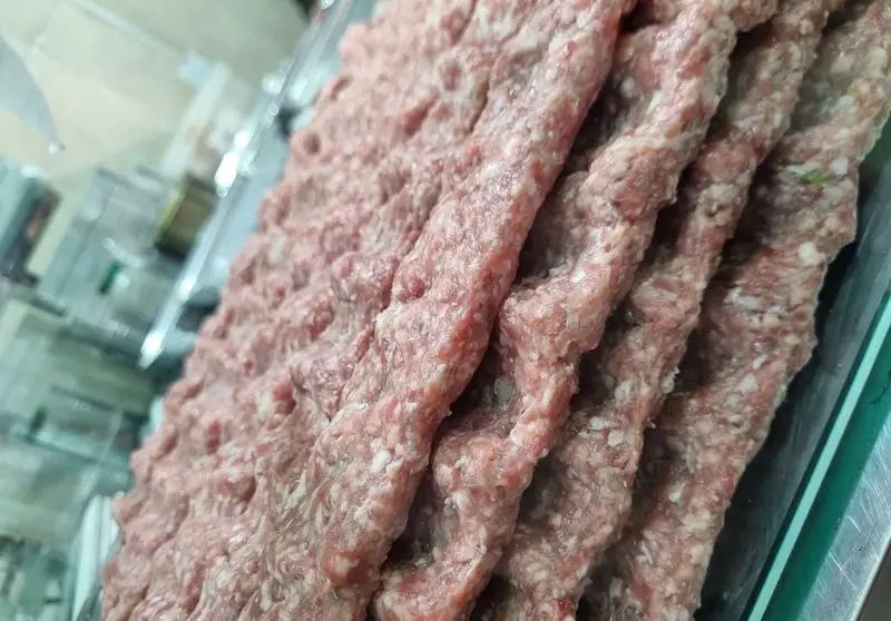 گوشت چرخ کرده تازه و آماده برای پخت کباب بناب اصیل و لذیذ در کبابی حرفه‌ای. مواد اولیه مرغوب برای طعمی بی‌نظیر.