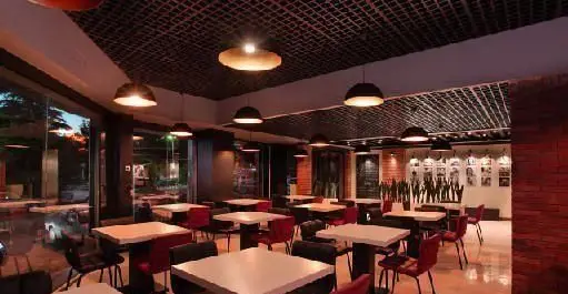 فضای داخلی کافه رستوران بیگ بنگ با طراحی مدرن و دکوراسیون شیک، محیطی دنج و ایده‌آل برای دورهمی‌ها و قرارهای دوستانه.