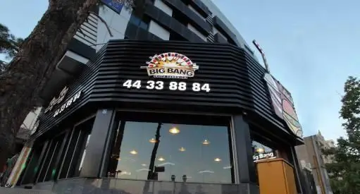 تصویر نمای بیرونی مدرن و جذاب فست فود و رستوران بیگ بنگ، با تابلوی روشن و شماره تلفن 44338884، مناسب برای سفارشات.