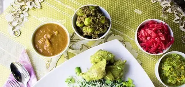 رستوران ایرانی کلانتر: چلو مرغ سبز، خورشت، سالاد کلم قرمز و انواع مخلفات سنتی ایرانی. طعم بی‌نظیر و کیفیت عالی