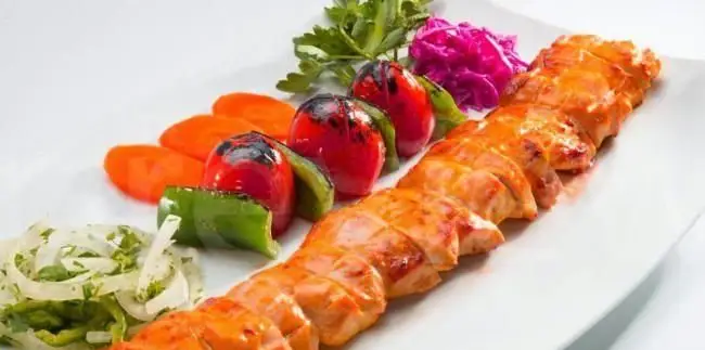 عکس کباب مرغ آبدار و جوجه کباب لذیذ همراه با گوجه و فلفل کبابی، هویج و پیاز در رستوران فرنگی شیرین پلو، مناسب ناهار یا شام.