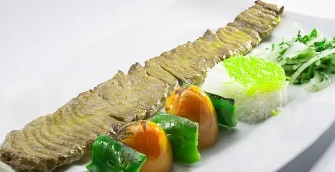 کباب برگ یا جوجه مجلسی رستوران شیرین پلو؛ سیخ کباب با برنج، گوجه و فلفل کبابی، همراه سالاد پیاز و جعفری. طعمی اصیل و دلپذیر.