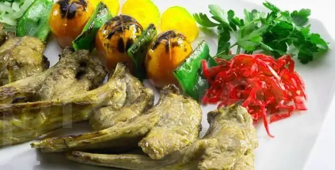 غذای ویژه رستوران فرنگی شیرین پلو: شیشلیک لذیذ کباب بره با گوجه، فلفل کبابی، جعفری و ترشی کلم قرمز. بهترین تجربه غذایی.