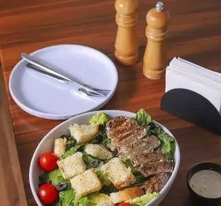 کافه بینج: سالاد مرغ گریل شده تازه با گوجه گیلاسی، کروتون و زیتون. غذای سالم و رژیمی برای یک تجربه دلنشین.