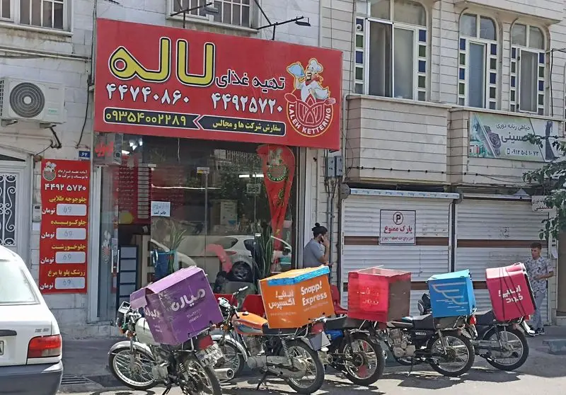 تصویری از کترینگ لاله، تهیه غذای لاله با شماره تماس و موتورهای پیک برای ارسال سریع سفارشات خانگی و شرکتی.