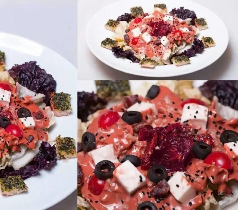 سالاد تازه و دلپذیر فست فود مرغ سوخاری دی، شامل کاهو، پنیر، زیتون، گوجه گیلاسی و سس قرمز با کنجد سیاه.