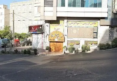 نمای بیرونی و سردر چوبی سفره خانه شب های شیراز در شیراز، رستورانی سنتی با فضای آرامش‌بخش برای تجربه غذای اصیل ایرانی.