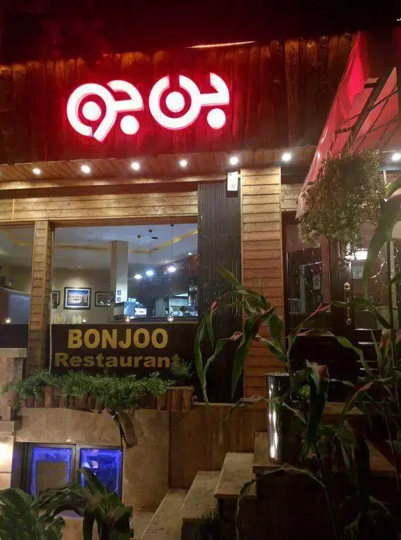 نمای شبانه و ورودی جذاب رستوران ایتالیایی مدیچی، با تابلوی روشن، دکوراسیون چوبی و فضای دلنشین آماده پذیرایی.