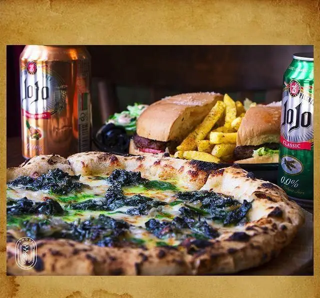 پیتزا اسفناج و پنیر خوشمزه، دو برگر آبدار با سیب زمینی سرخ کرده و نوشیدنی جوجو در کافه آموره. یک غذای عالی در رستوران.