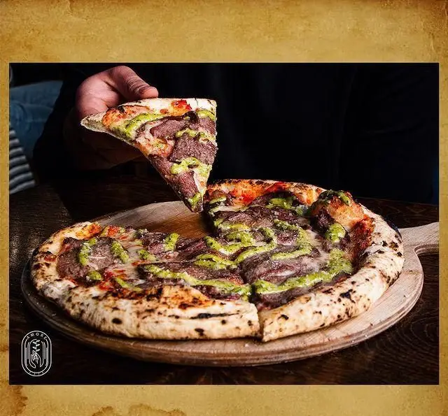 پیتزا استیک و سس سبز بی‌نظیر کافه آموره، با کراست ترد و طعمی متفاوت. سفارش آنلاین غذا در رستوران آموره.