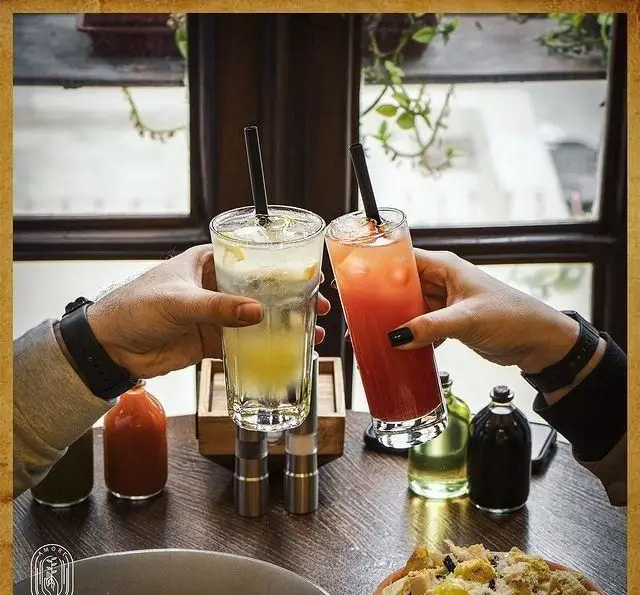 به سلامتی! نوشیدنی‌های خنک و تازه کافه آموره را امتحان کنید. لذت دورهمی دلنشین و تجربه‌ای به‌یادماندنی در محیط دنج ما.