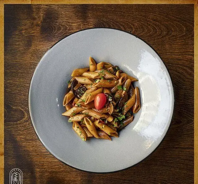 پاستا پنه لذیذ و خوش‌طعم با سس مخصوص، سبزیجات معطر و گوجه گیلاسی. یک غذای اصلی و اصیل ایتالیایی در منوی کافه آموره.