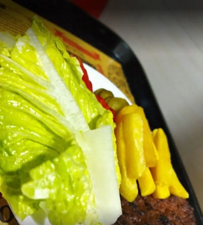 همبرگر تازه و خوشمزه فست فود هایدا پیروزی با کاهوی ترد، فلفل ترشی زرد و گوشت لذیذ، آماده سرو در هایدا پیروزی.