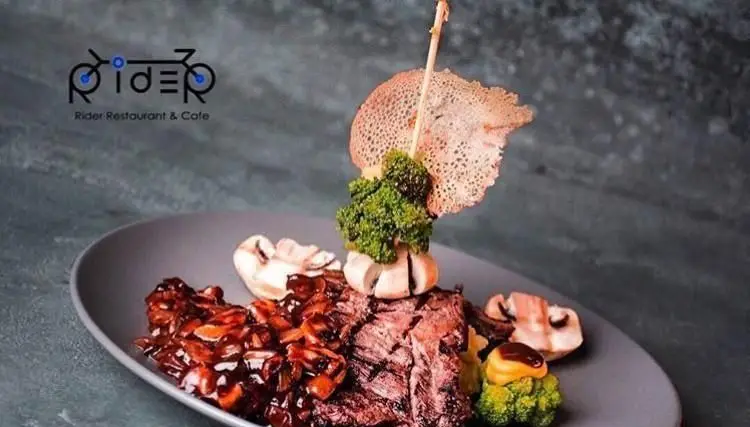 عکس استیک لذیذ با سس قارچ، کلم بروکلی و گارنیش شیک در دیس رستوران و کافی شاپ رایدر. تجربه‌ای خوشمزه از غذاهای متنوع رایدر.
