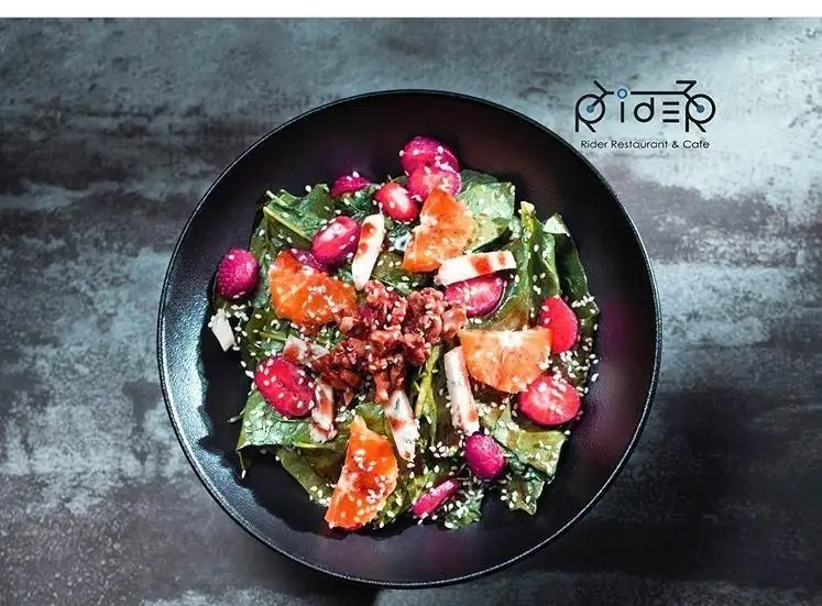 سالاد میوه و سبزیجات تازه کافه رستوران رایدر، ترکیبی لذیذ با توت فرنگی، پرتقال، کنجد و سس مخصوص، انتخابی سالم و دلچسب.