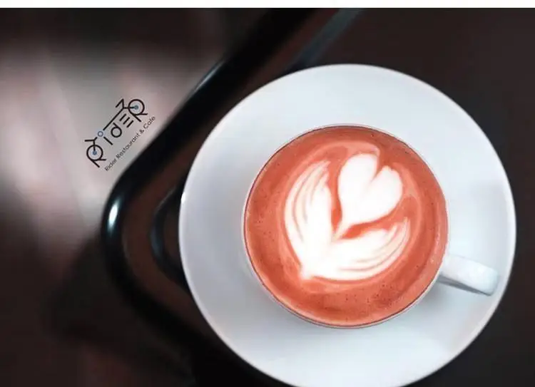 کافی شاپ رایدر: لاته آرت چشم‌نواز رددلولت روی میز. بهترین نوشیدنی‌های گرم در رستوران و کافه رایدر با فضایی دلنشین.