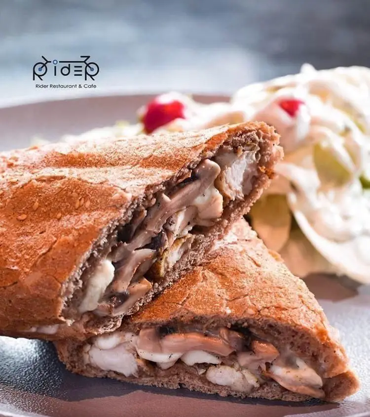 ساندویچ مرغ و قارچ تازه و خوشمزه کافه و رستوران رایدر، ایده‌آل برای ناهار یا شام. تجربه طعم بی‌نظیر در Rider Restaurant & Cafe.