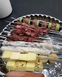 تصویری از سینی بزرگ و جذاب انواع کباب و جگر تازه شامل جگر، دل، قلوه، کوبیده، جوجه، پنیر و سوسیس از منوی جگرسرای همرفیق