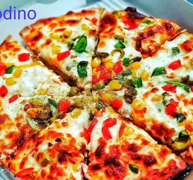 پیتزا سبزیجات رنگارنگ و خوشمزه فودینو با پنیر ذوب شده، ذرت، فلفل دلمه ای سبز و قرمز، انتخابی عالی از فست فود فودینو.
