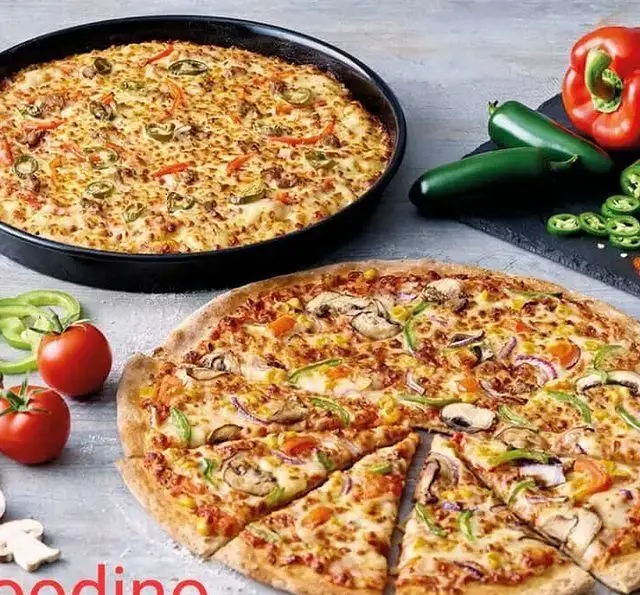 پیتزاهای اشتها‌آور فست فود فودینو با مخلفات متنوع شامل قارچ، ذرت، فلفل هالوپینو و سبزیجات تازه. مناسب برای یک وعده غذایی لذیذ.