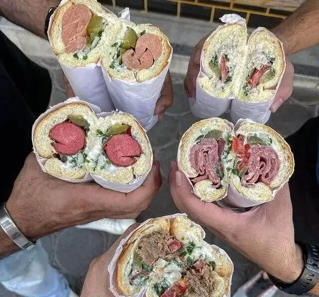 انواع ساندویچ‌های پرملات و خوشمزه فست فود فودینو شامل سوسیس، کالباس و گوشت با سس مخصوص و مخلفات تازه. انتخابی بی‌نظیر.