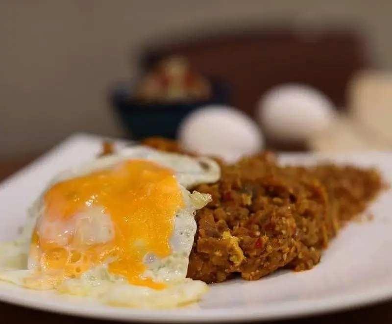 املت و خوراک خوشمزه و مقوی سوپ چی برای یک صبحانه کامل ایرانی، همراه با تخم مرغ تازه و مواد اولیه مرغوب.