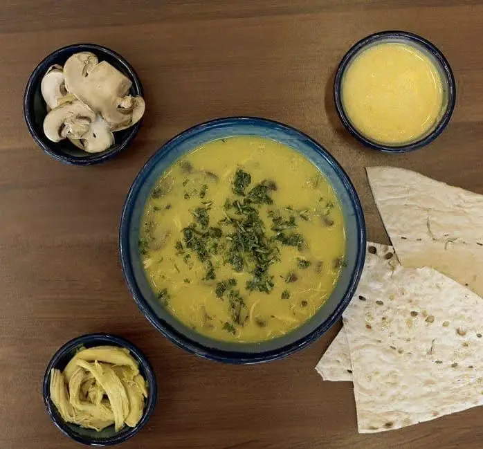 سوپ مرغ و قارچ لذیذ سوپ چی با نان تازه، غذای گرم و سالمی برای شما. شامل قارچ تازه و مرغ ریش ریش.