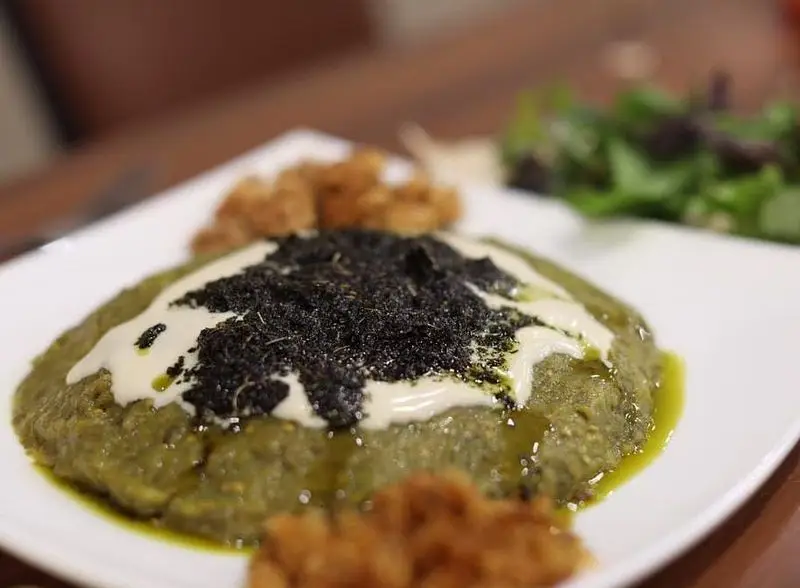 غذای گیاهی و سالم سوپ چی: پوره سبزیجات سبز رنگ، با تزئین سس سفید، دانه های سیاه معطر و روغن زیتون، یک گزینه عالی و مقوی برای وعده شما.