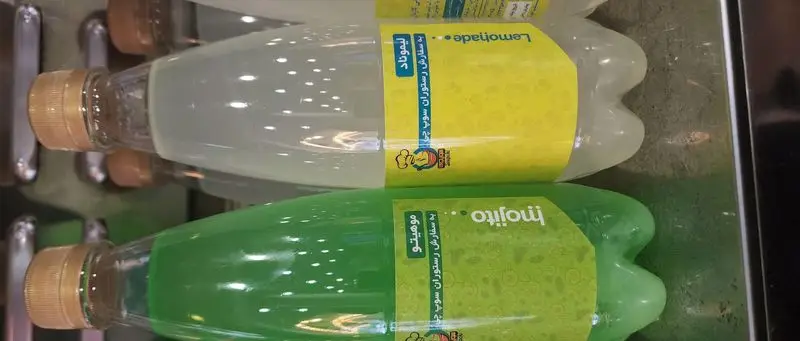 نوشیدنی‌های تازه و خنک لیموناد و موهیتو در بطری‌های شفاف، محصول رستوران سوپ چی برای سفارش آنلاین و حضوری.