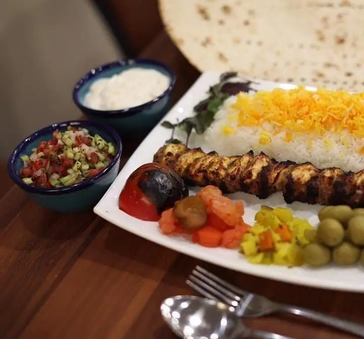 چلو جوجه کباب لذیذ رستوران سوپ چی با برنج زعفرانی، سالاد شیرازی تازه، ماست، ترشی و نان داغ، غذای اصیل ایرانی