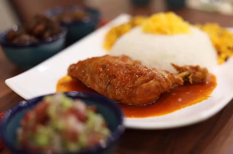 یک پرس چلو مرغ مجلسی با سس خوشرنگ و برنج زعفرانی در کنار سالاد و مخلفات، آماده سرو در رستوران سوپ چی.