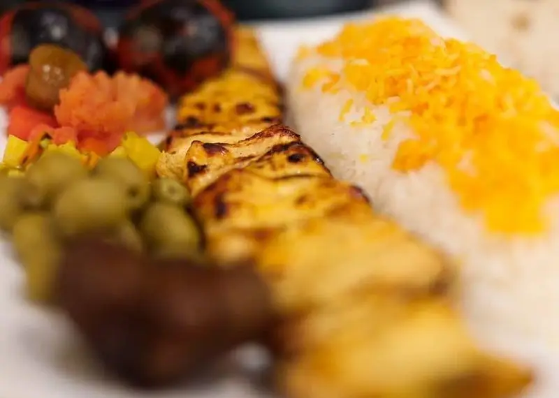 کباب جوجه لذیذ و چلو زعفرانی، در کنار گوجه کبابی، زیتون و انواع ترشی. تجربه طعم بی‌نظیر غذای سنتی ایران در سوپ چی.