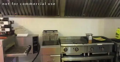 آشپزخانه تجاری خانه تست با فر کانوایر، سرخ کن، و دو گریل/صفحه تخت برای تهیه انواع غذاهای لذیذ و باکیفیت.