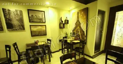 فضای داخلی جذاب و دنج رستوران گریل ۴۵۸، شامل میز و صندلی‌های چوبی، تابلوهای هنری و نورپردازی گرم، مناسب برای صرف غذا.