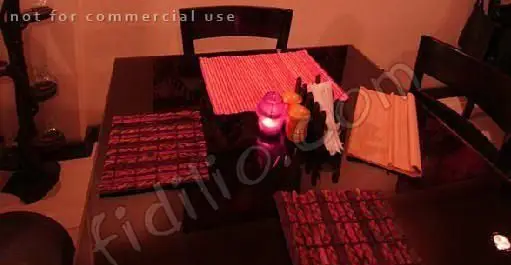 تصویری از میز غذاخوری زیبای گریل ۴۵۸ با دکوراسیون شیک، نورپردازی گرم و فضایی دنج، مناسب برای تجربه شام لوکس و رمانتیک.