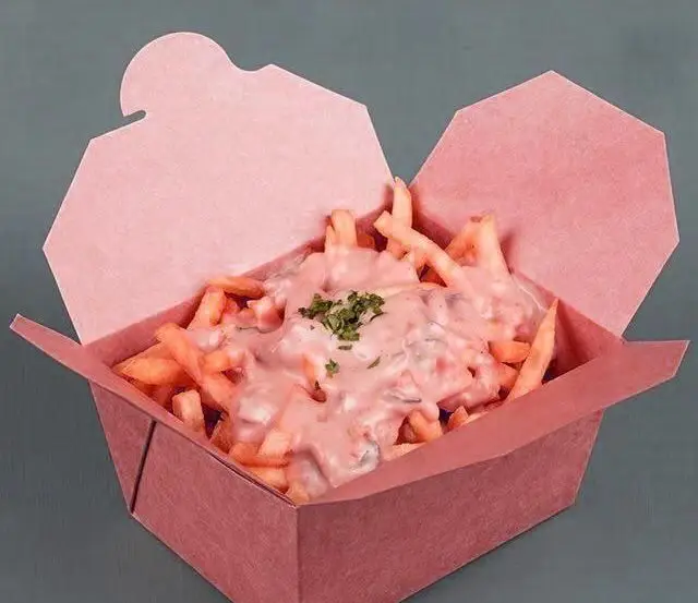 سیب زمینی سرخ کرده با سس مخصوص صورتی و سبزیجات تازه در جعبه شیک فست فود دیبان، پیشنهادی لذیذ و دلپذیر برای دوستداران فست فود.