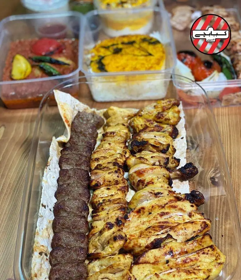 سفارش آنلاین غذای ایرانی کبابچی اکسپرس اکباتان شامل انواع کباب کوبیده، جوجه و چلو با برنج زعفرانی و مخلفات تازه.