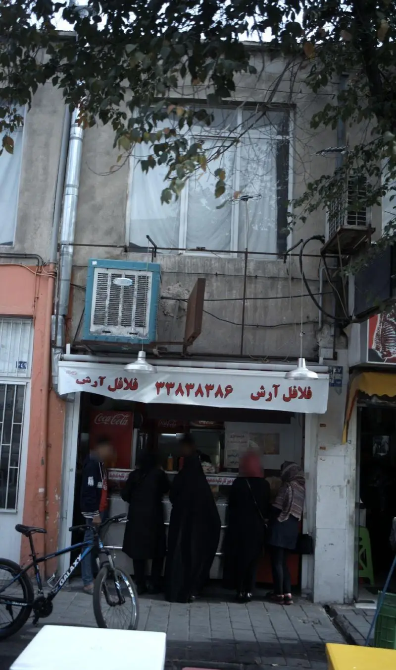 نمایی از فلافل آرش، ساندویچی شلوغ و معروف با انواع فلافل و غذاهای لذیذ. جهت سفارش با شماره ۳۳۸۳۸۳۸۶ تماس بگیرید.