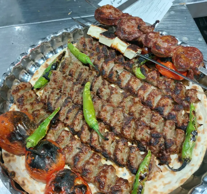 انواع کباب کوبیده و جگر تازه با فلفل کبابی و گوجه فرنگی در جگرکی نمونه. بهترین غذاهای گوشتی و کبابی.